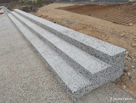 Stopnice med športnim igriščem in šolo Frana Albrehta